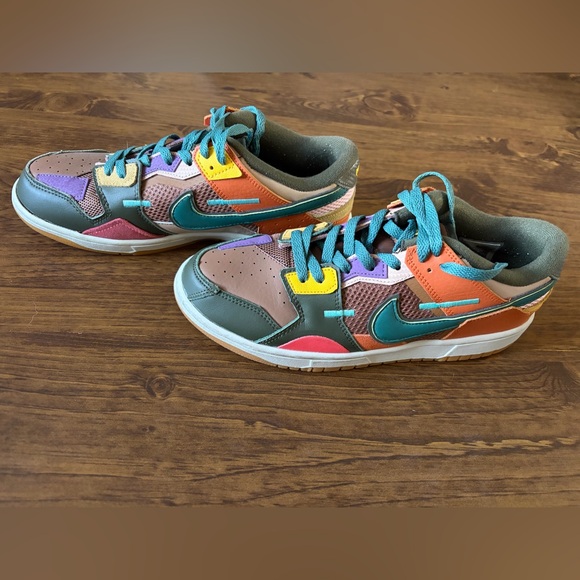 Nike Dunk Low Mens Colorful Sneakers with Green and Purple Accents - Picture 5 of 8